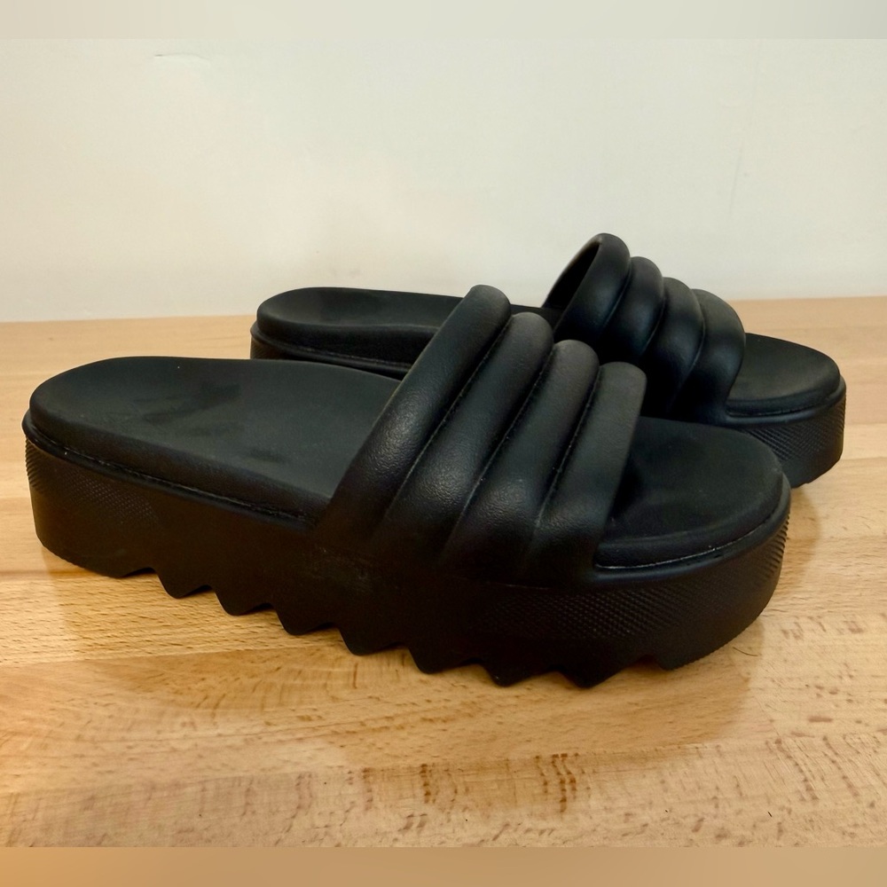 Cougar “Pool Party” slide platform sandals, size 6